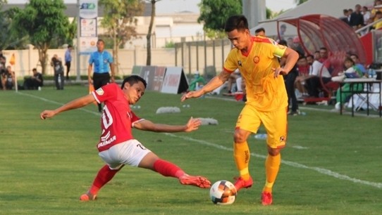 Thanh Hoa (in yellow) beat hosts Pho Hien 2-1 on Monday to book a ticket to the Round of 16 in the Bamboo Airways National Cup 2020. (Photo: baothanhhoa.vn)