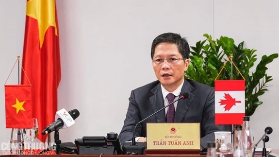 Minister of Industry and Trade Tran Tuan Anh speaks at the video conference (Photo: congthuong.vn)
