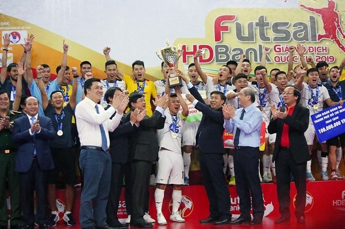 Thai Son Nam Club celebrate lifting their 2019 national futsal trophy. (Photo: VFF)