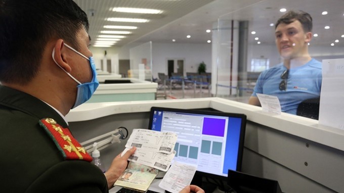 A foreign visitors waiting for immigration procedures at Noi Bai International Airport in mid-March 2020. (Photo: vnexpress.net)