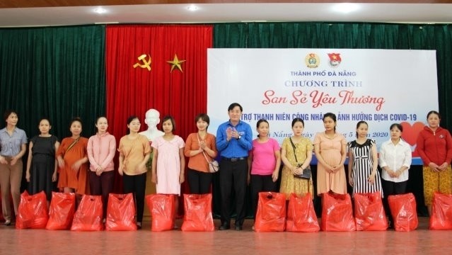 Workers affected by the COVID-19 epidemic in Da Nang receive gifts.