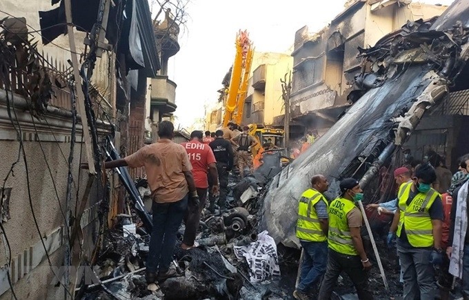 Rescuers on duty at the scene of the plane crash in Karachi, Pakistan on May 23, 2020. (Photo: Xinhua/VNA)