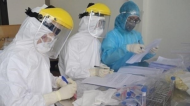 Health workers take samples for coronavirus test (Photo: VNA)
