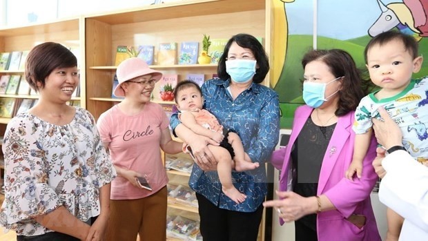 Vice President Dang Thi Ngoc Thinh (centre) at the visit to K hospital on May 29 (Photo: VNA)