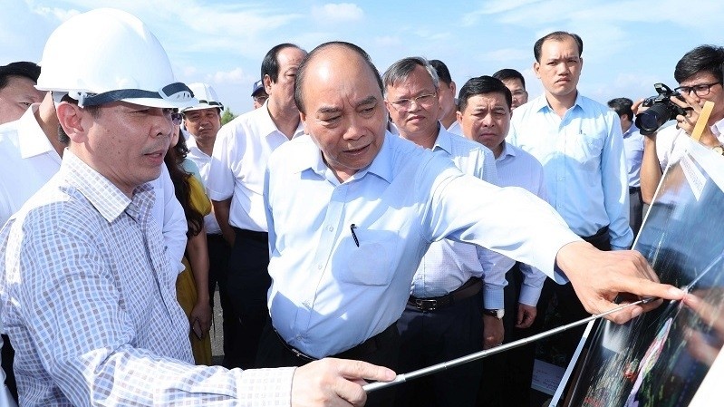 PM Nguyen Xuan Phuc inspects the Phuoc An Bridge project. (Photo: VGP)