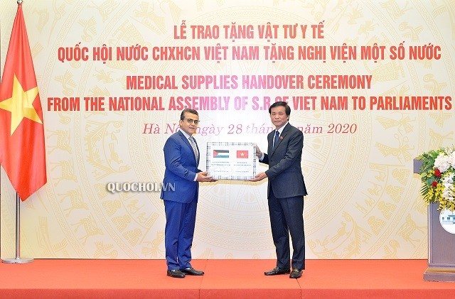 NA Secretary General and Chairman of the NA Office Nguyen Hanh Phuc (R) presents medical supplies to Palestinian Ambassador to Vietnam Saadi Salama at the ceremony. (Photo: quochoi.vn)