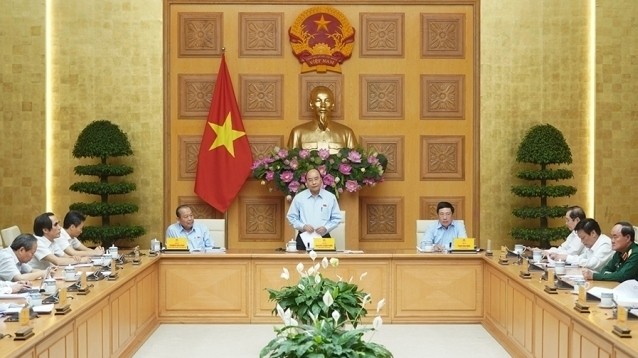 Prime Minister Nguyen Xuan Phuc (standing) speaks at the meeting in Hanoi on May 28. (Photo: NDO/Tran Hai)