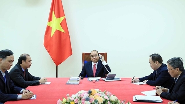 PM Nguyen Xuan Phuc holds phone talk with Singaporean counterpart