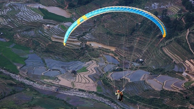 Paragliding lovers will have the opportunity to fly over over the terraced rice fields in Mu Cang Chai district during water pouring season. (Photo: dulichvietnam.com.vn)