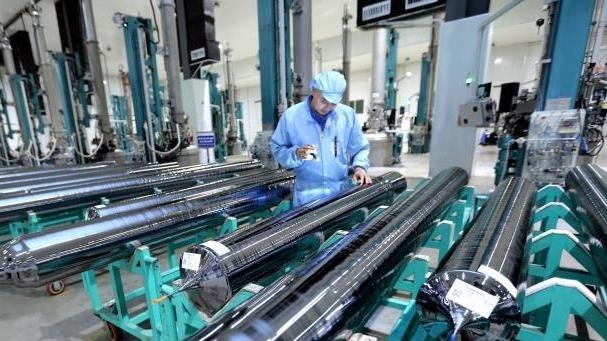 A worker inspects materials for producing solar batteries at JA Solar Vietnam Co., Ltd. in Quang Chau Industrial Park, Bac Giang Province. (Photo: VNA)
