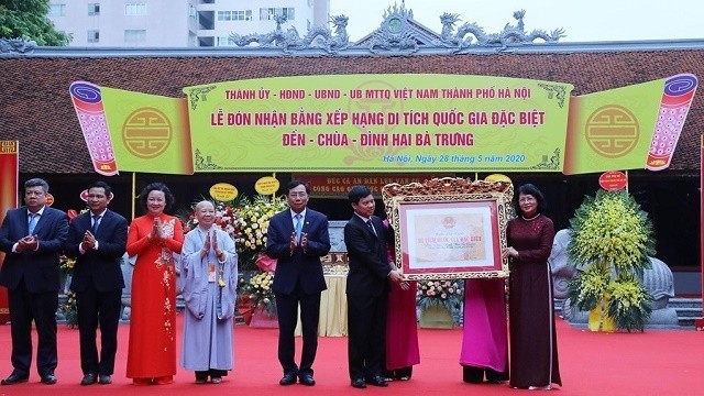 Vice President Dang Thi Ngoc Thinh (first from right) presents a certificate to leaders of the city of Hanoi honouring the Hai Ba Trung religious complex as a special national relic site (Photo: VNA)