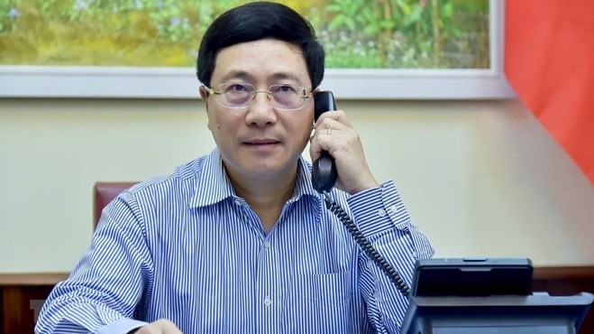 Deputy Prime Minister and Foreign Minister Pham Binh Minh talks on the phone with Russian Foreign Minister Sergei Lavrov (Photo: VNA) 