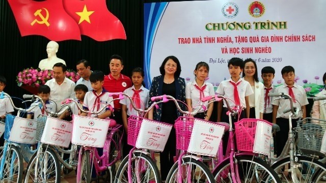 Vice President Dang Thi Ngoc Thinh (C) presents bicycles to disadvantaged students with outstanding academic performance in Dai Loc. (Photo: NDO/Tan Nguyen)
