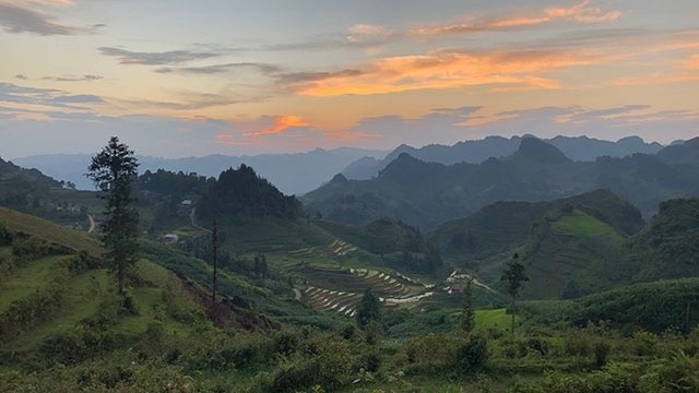 Beholding sunset on Ngai Thau peak 