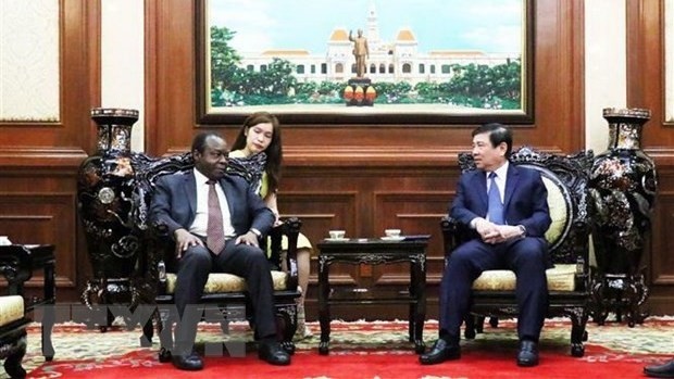Chairman of the municipal People’s Committee Nguyen Thanh Phong (R) and Ambassador of Angola to Vietnam Agostinho Andre De Carvalho Fernandes (Photo: VNA)