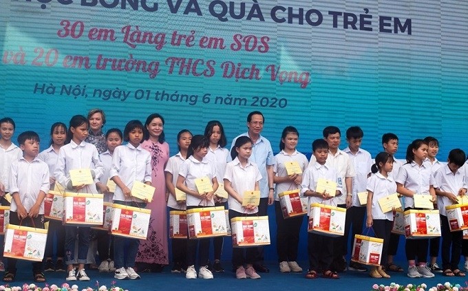 Disadvantaged children receive gifts at the launch ceremony for the Action Month for Children 2020. (Photo: Laodong.vn)