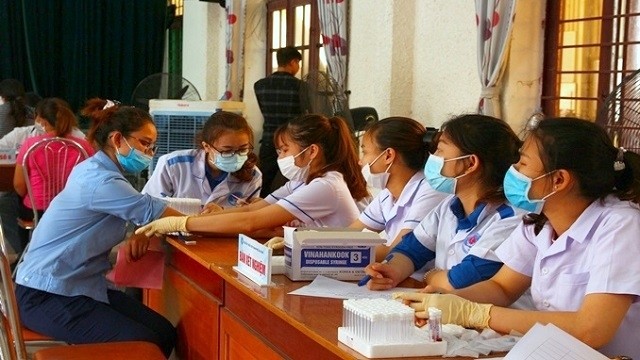 Local workers offered with free medical check-ups at Hoa Khanh Industrial Park in Lien Chieu District, Da Nang City, on May 30, 2020. (Photo: NDO/Thanh Tam)