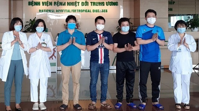 Four male patients declared recovered from COVID-19 at the National Hospital for Tropical Diseases Base 2 in Hanoi on June 2, 2020. (Photo: suckhoedoisong.vn)