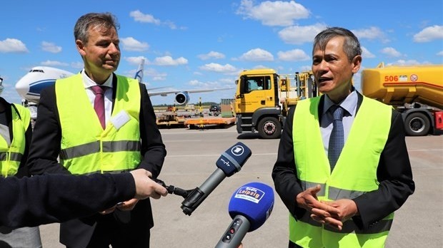 Vietnamese Ambassador to Germany Nguyen Minh Vu (R) and Administrator for the district of North Saxony Kai Emmanuel at the hand-over ceremony at Leipzig airport on May 29 (Photo: VNA)