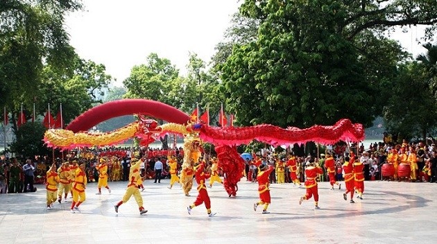 A dragon dance at Ly Thai To Flower Garden (Photo credit: baodautu.vn)