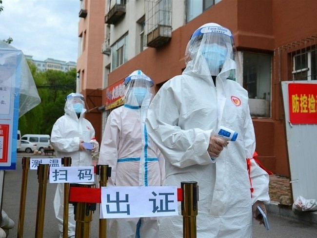  Volunteers in protective suits are seen at a coronavirus checkpoint in Jilin, China. (File photo: Reuters)