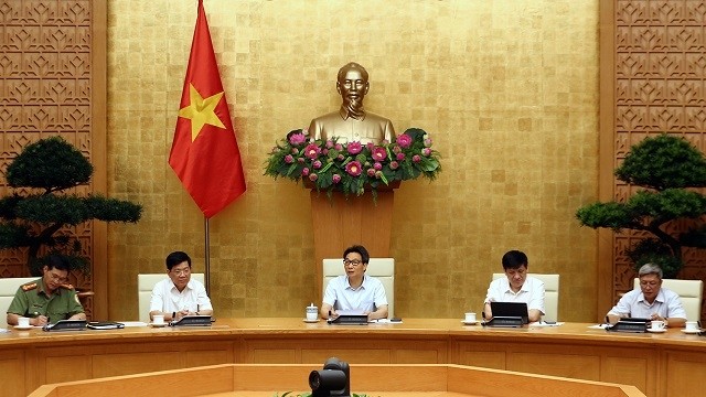 Deputy Prime Minister Vu Duc Dam (C) chairs a meeting of the National Steering Committee for COVID-19 Prevention and Control at Government headquarters on June 4, 2020. (Photo: VGP)