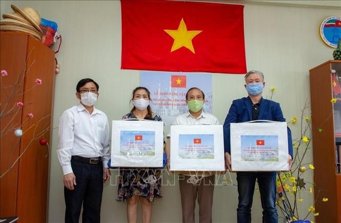 Medical masks are presented to the Vietnamese community in Kazan city in the Republic of Tatarstan, Russia. (Photo: VNA)