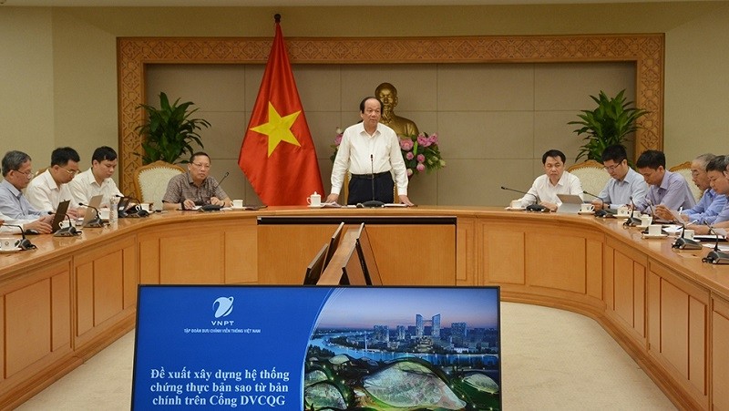 Chairman of the Government Office Mai Tien Dung chairs a conference to prepare for the launch of the electronic copy certification service. (Photo: VGP)