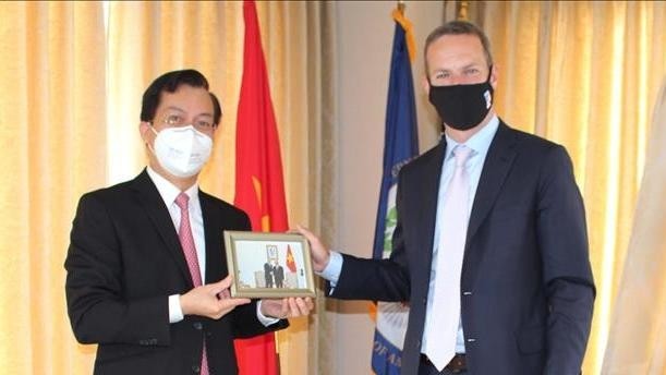 Vietnamese Ambassador to the US Ha Kim Ngoc (left) and CEO of the US International Development Finance Corporation Adam Boehler. (Photo: VNA) 