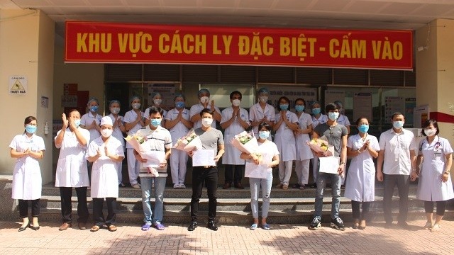 Health staff at the Thai Binh Province General Hospital sees off four COVID-19 patients following their full recovery on June 3, 2020.