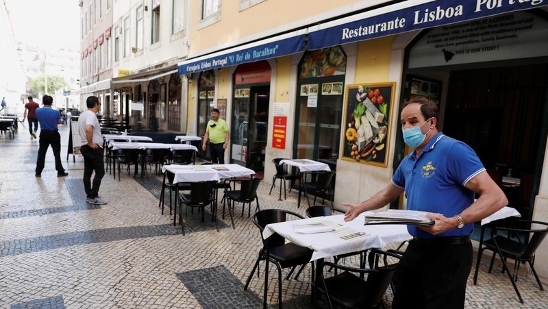 A waiter waits for customers at a restaurant, amid the COVID-19 outbreak, in downtown Lisbon, Portugal May 25, 2020. (Photo: Reuters)