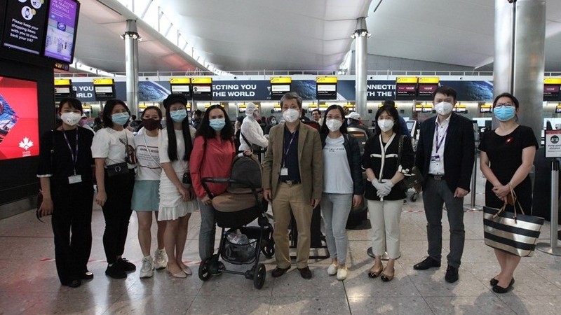 Vietnam Ambassador to UK and North Ireland Tran Ngoc An (5th from right) and other embassy officials with Vietnamese citizens at Heathrow Airport in London (Photo: VNA)