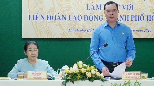 President of the Vietnam General Confederation of Labour Nguyen Dinh Khang delivers his speech at the meeting. (Photo: congdoan.vn)