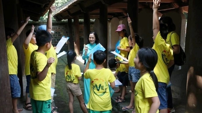 Children visiting Van Mieu - Quoc Tu Giam (Temple of Literature)