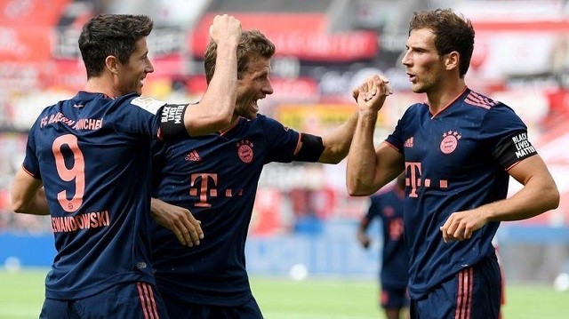 Bayern Munich's Robert Lewandowski celebrates scoring their fourth goal with teammates. (Photo: Pool via Reuters)