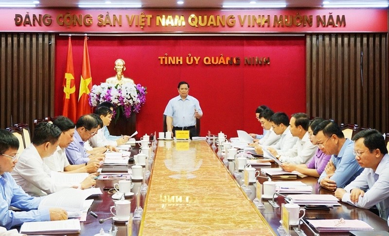 Politburo member Pham Minh Chinh speaks at the working session. (Photo: VGP)