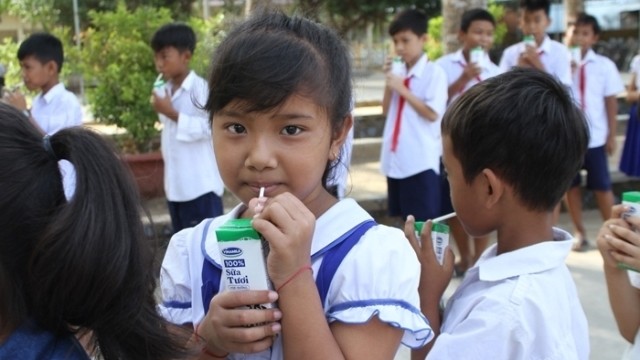 Students at Tan Son Primary School, Tra Vinh Province are excited about drinking milk at the campus.