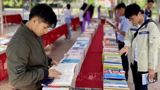The book fair in Thua Thien - Hue province attracts a large number of readers. (Photo: VNA)