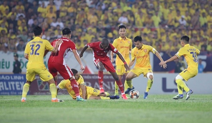 V.League 2020 - Matchday 3 - Nam Dinh FC vs Viettel FC - Thien Truong Stadium - June 5, 2020 The two teams' players compete for the ball during the match. (Photo: VPF)