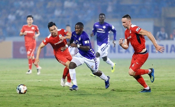 Rimario Gorden (C) contributes a brace in Hanoi FC's 3-0 victory against Hoang Anh Gia Lai. (Photo: VPF)