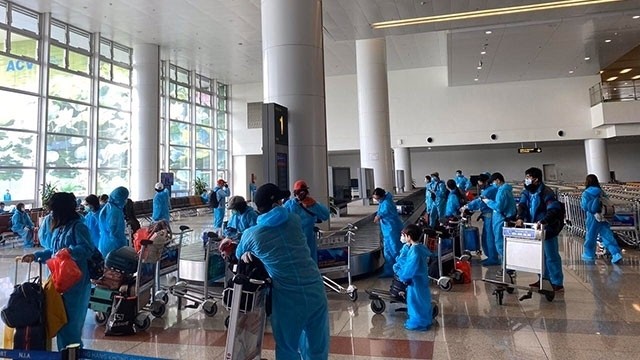 Vietnamese citizens are preparing to board the plane.