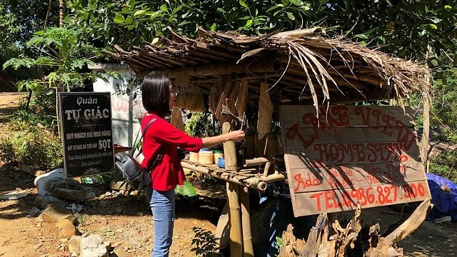 The bamboo-structure frame and thatched roof shops appear as easy-to-spot roadside huts with products on sale including home-grown vegetables, fruits, and specialties. 