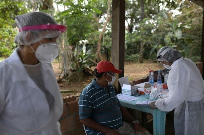 A health worker talks with a man before testing for the coronavirus disease, in Manaus, Brazil, on May 29, 2020. (Photo: Reuters)