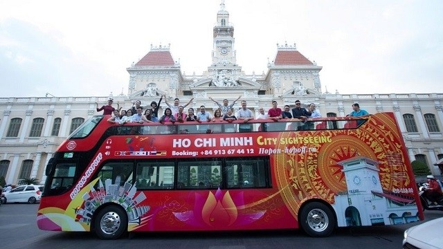 The programme offers a 50% off for fares on the double-decker Ho Chi Minh city tour Hop on - Hop off service (Photo: zing.vn)
