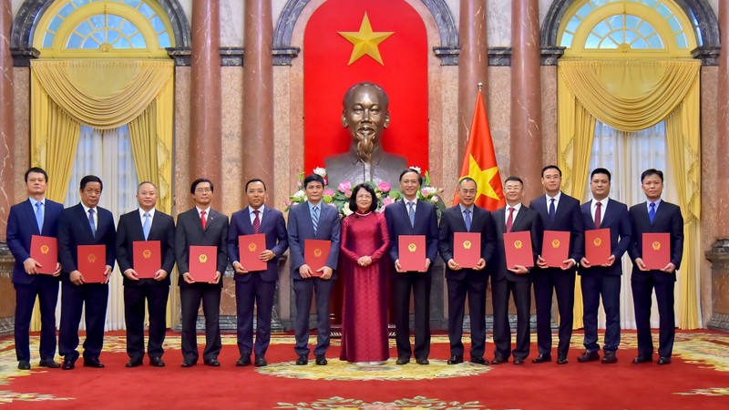 Vice President  Dang Thi Ngoc Thinh and 12 newly-appointed ambassadors. (Photo: baoquocte.vn)