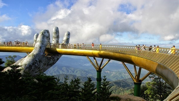 Cau Vang (Golden Bridge) at Sun World Ba Na Hills tourist site in Danang City (Photo: VNA)