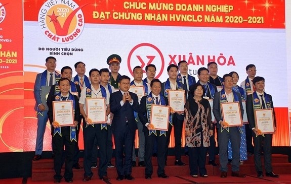 Enterprises presented with the ‘High-Quality Vietnamese Goods 2020’ title. (Photo: qdnd.vn)