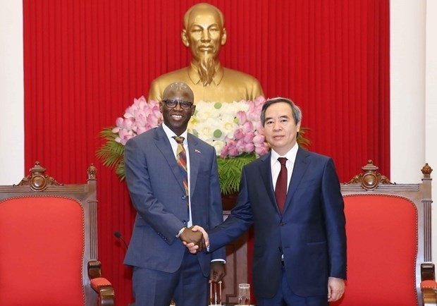 Politburo member Nguyen Van Binh (R) and World Bank Country Director for Vietnam Ousmane Dione. (Photo: VNA)