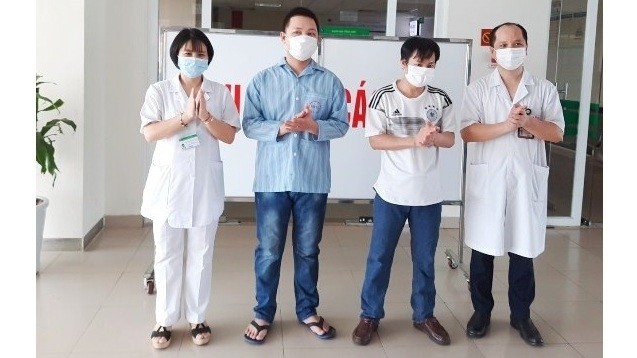 The two patients who have been given the all-clear at the National Hospital for Tropical Diseases in Hanoi on June 10, 2020. (Photo: suckhoedoisong.vn)