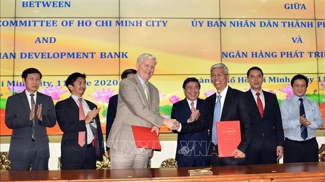 At the signing ceremony of the MoU between HCM City and ADB (Photo: VNA)